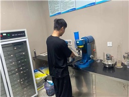 夏季聚羧酸減水劑易發(fā)霉變質(zhì)，可以如何解決？